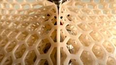 Le robot humanoïde 1X NEO est recouvert d'un coussin protecteur souple en polymère 3D. (Source de l'image : 1x)