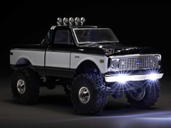 Image de la chenille Axial SCX24 sur un fond sombre.