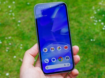 Le Google Pixel 9a en extérieur