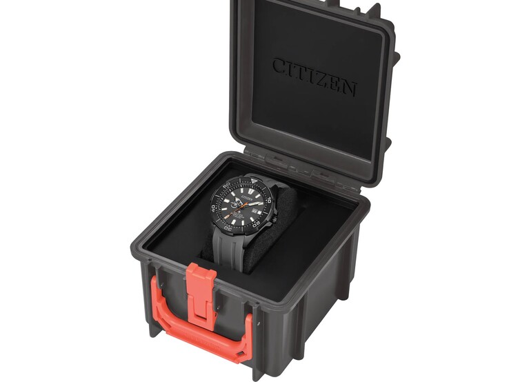 Une boîte à pêche Promaster grise personnalisée, rehaussée de loquets orange vif, contenant le modèle Promaster BN0207-06H.