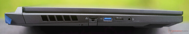 Gauche : Gigabit-RJ45, USB-A 3.1, lecteur de carte microSD, prise audio