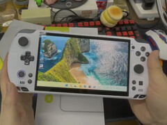 Le GPD Win 5 dans sa nouvelle finition blanche. (Source de l'image : GPD)