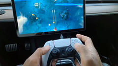 Tesla apporte un support dédié à la manette PS5 (image : kingvally/YT)