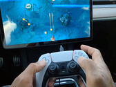 Tesla apporte un support dédié à la manette PS5 (image : kingvally/YT)