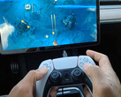 Tesla apporte un support dédié à la manette PS5 (image : kingvally/YT)