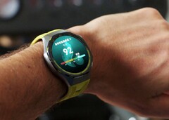La Huawei Watch GT 7 Pro est également disponible dans des coloris verts et jaunes qui attirent le regard.
