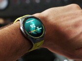 La Huawei Watch GT 7 Pro est également disponible dans des coloris verts et jaunes qui attirent le regard.