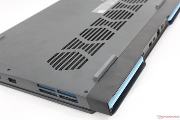 Les grilles de couleur bleu layette à l'arrière permettent de distinguer visuellement le modèle de la plupart des autres ordinateurs portables de jeu