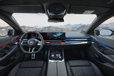 BMW a suivi la même voie que de nombreux fabricants de véhicules électriques en ce qui concerne l'interface utilisateur et le design intérieur. Au moins, il y a toujours des commandes au volant. (Source de l'image : BMW)