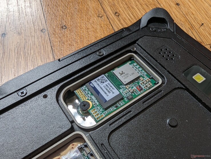 Le SSD M.2 2242 est amovible, contrairement à la plupart des autres tablettes