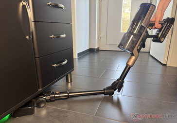 Le tube pliable facilite le nettoyage sous les meubles