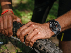 Le Rogbid Apex TS (photo) est équipé d'une lampe de poche LED intégrée pour une utilisation en extérieur. (Source : Rogbid)