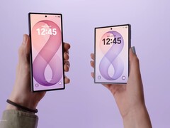 Samsung a lancé le Galaxy Z Fold8 Ultra (à gauche) et le Galaxy Z Fold8 (à droite) fin juillet 2026.