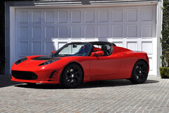 Bien qu&#039;elle ait presque une décennie et demie, la Tesla Roadster originale de première génération reste une belle voiture de sport qui prend même de la valeur aujourd&#039;hui (Image : Tesla)