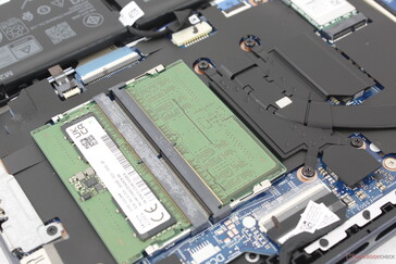 Emplacements accessibles pour 2x SODIMM. Un léger bruit électronique est perceptible sur notre unité de test