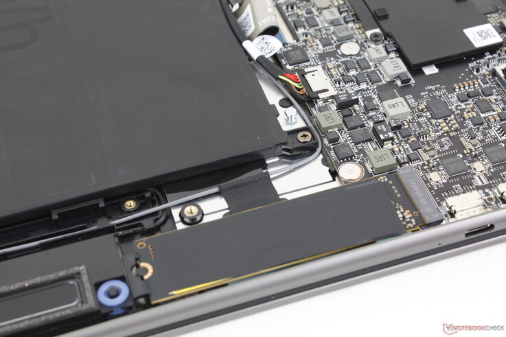 Un seul emplacement M.2 2280 PCIe4 x4 cette fois-ci