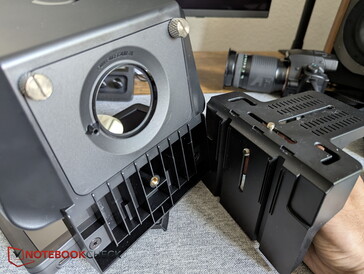 Plaque de montage fixée au téléprompteur à l'aide d'une vis