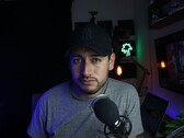 Créateur de contenu dans un studio à domicile équipé d'un micro et d'une caméra, illustrant le Programme Partenaires YouTube