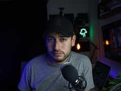 Créateur de contenu dans un studio à domicile équipé d'un micro et d'une caméra, illustrant le Programme Partenaires YouTube