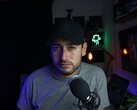 Créateur de contenu dans un studio à domicile équipé d'un micro et d'une caméra, illustrant le Programme Partenaires YouTube