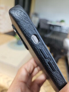 Un étui Bellroy apparemment conçu pour l'iPhone 15 Pro Max n'est pas conçu pour le nouveau bouton Action. (Source : Notebookcheck)