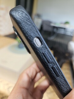 Un étui Bellroy apparemment conçu pour l&#039;iPhone 15 Pro Max n&#039;est pas conçu pour le nouveau bouton Action. (Source : Notebookcheck)