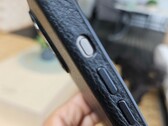 Un étui Bellroy apparemment conçu pour l'iPhone 15 Pro Max n'est pas conçu pour le nouveau bouton Action. (Source : Notebookcheck)