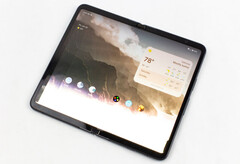 Le Pixel Fold en question montre une lueur blanche croissante qui s'étend sur le panneau à partir du bas (Source : Ars Technica)