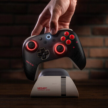 La 8BitDo Ultimate 2 Bluetooth - NES 40th Limited Edition possède une peinture personnalisée sur laquelle sont imprimées des dates importantes. (Source de l'image : 8BitDo)