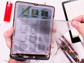 L'écran du Kindle Colorsoft a une surface en plastique assez souple (Image source : JerryRigEverything)