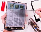 L'écran du Kindle Colorsoft a une surface en plastique assez souple (Image source : JerryRigEverything)