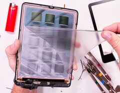 L&#039;écran du Kindle Colorsoft a une surface en plastique assez souple (Image source : JerryRigEverything)