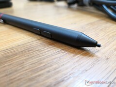 Le stylet actif comprend une pile AAAA à l'intérieur. Cependant, il n'y a pas de pointe de stylo supplémentaire