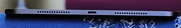 À droite : haut-parleur, port USB-C, haut-parleur