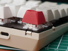 Des clips en plastique maintiennent le Keychron C1 Pro 8K ensemble, mais il est facile à démonter sans outils. 