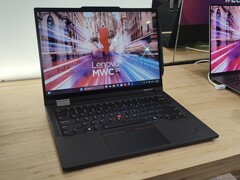 Faites vos premiers pas : Du petit au grand - Lenovo lance le premier ThinkPad T doté de fonctions de stylet et de tablette et supprime le X13 2-en-1 en contrepartie (photo : ThinkPad T14s 2-en-1 Gen 1, source de l'image : Benjamin Herzig/Notebookcheck.com)