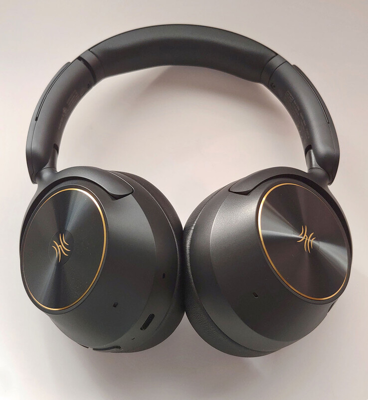 Un microphone à réduction de bruit est situé sur chaque oreillette, et un microphone d'appel est situé près du port USB-C. (Source de l'image : Notebookcheck)