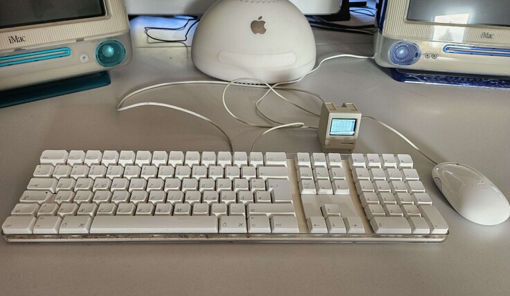 Le Pico Mac Nano avec clavier et souris Apple.