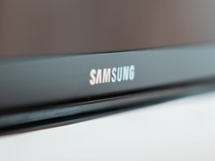 Le problème du service Samsung TV semble provenir d'une défaillance du backend partagé ou de l'infrastructure en nuage, bien que l'entreprise n'ait pas encore fait de déclaration officielle. Photo : le logo Samsung sur un téléviseur (Source de l'image : Marcel Strauß on Unsplash)