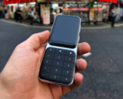 Le Sidephone (photo) est doté d'un clavier interchangeable unique qui utilise des aimants et des clips. (Source de l'image : Reddit)