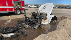 Cette Tesla a dû être trempée pour être éteinte (image : SAC Metro Fire)