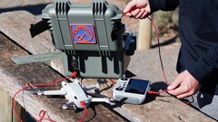 Le chargeur Powchell de Yondaway est étanche selon la norme IP67 et peut flotter sur l'eau. (Image source : Yondaway)