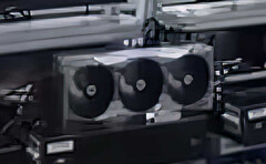 La présumée GeForce RTX 5090 en cours de test en usine en Indonésie. (Source de l'image : BiliBili)