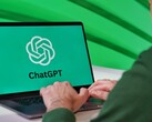 Personne tapant sur un ordinateur portable affichant le logo ChatGPT à l'écran