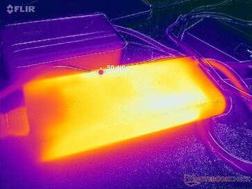 L'adaptateur CA atteint plus de 50 °C lorsque les charges sont élevées