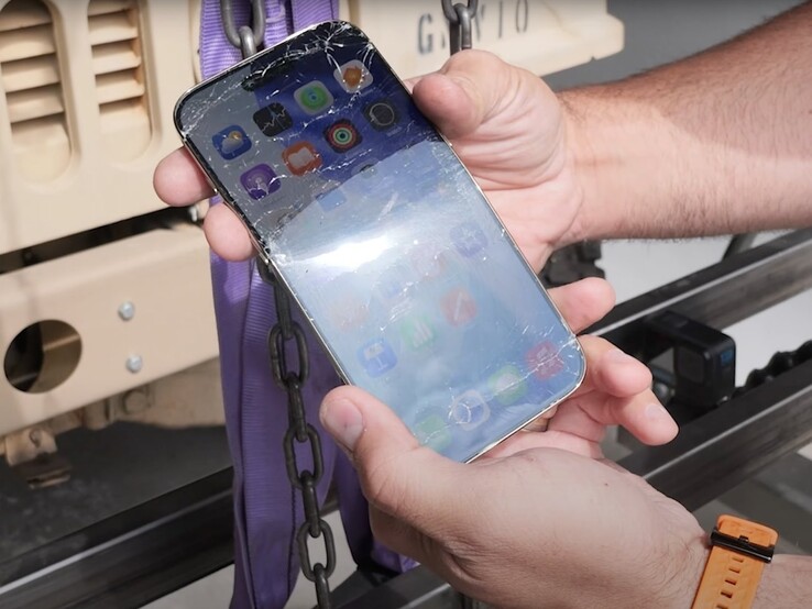 L'iPhone Air a subi des fissures et des flexions lors du test extrême, mais a continué à fonctionner normalement. (Source de l'image : JerryRigEverything sur YouTube)