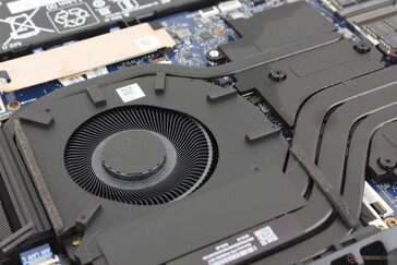 La solution de refroidissement consiste en deux ventilateurs de ~65 mm et quatre caloducs en cuivre