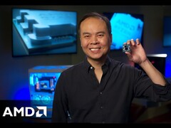 Jack Huynh, SVP et GM d'AMD, montrant un processeur de jeu Ryzen.