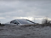 Tesla Cybertruck avec mode "wade" pour la conduite en eaux profondes (image : TechRax / Youtube)