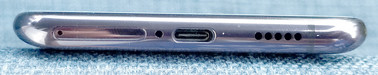 Au-dessous : emplacement pour carte SIM, micro, USB C, haut-parleur.